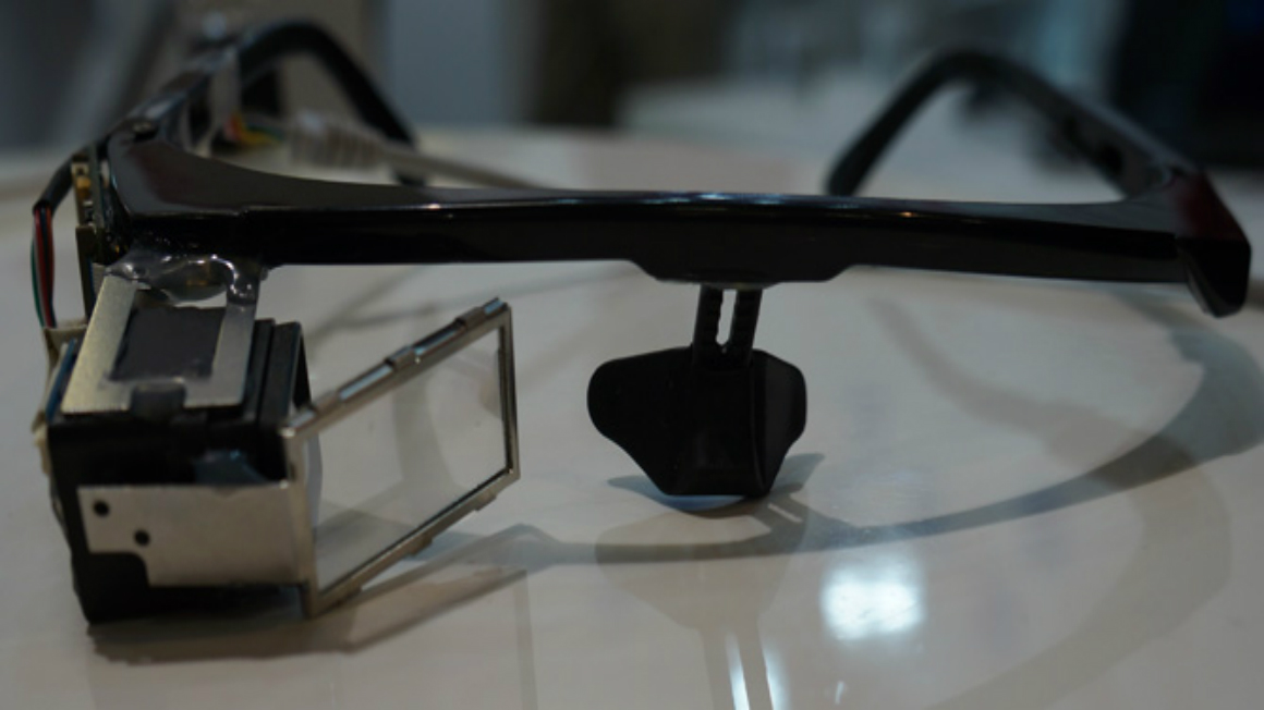 Должны ли Google Glass начать беспокоиться о своем более дешевом и превосходном конкуренте?