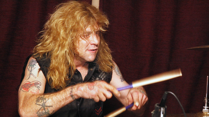 Il 59-anni 170 cm alto Steven Adler nel 2024