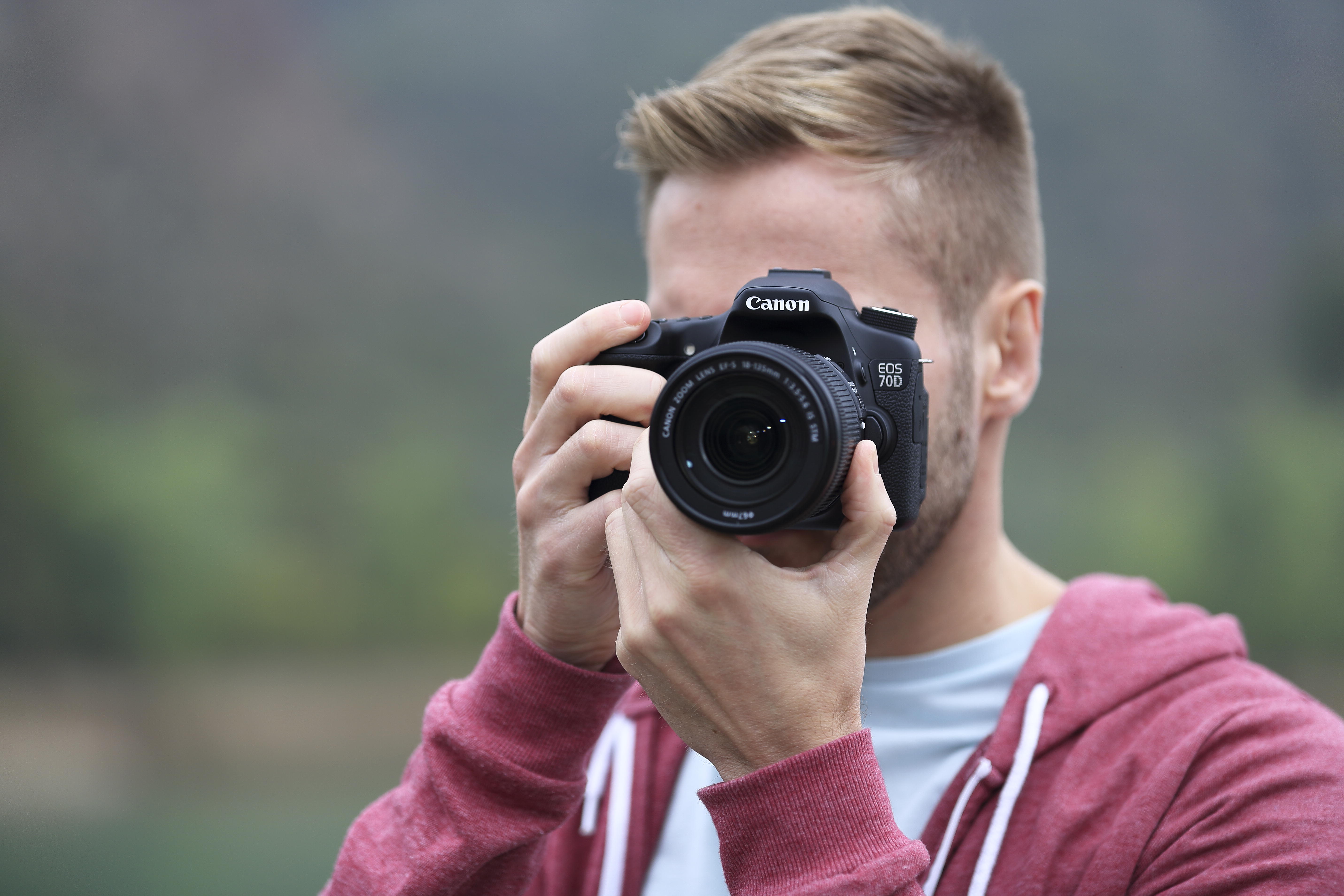 Автоматическая фотокамера делает фотографии высокого разрешения с палитрой содержащей