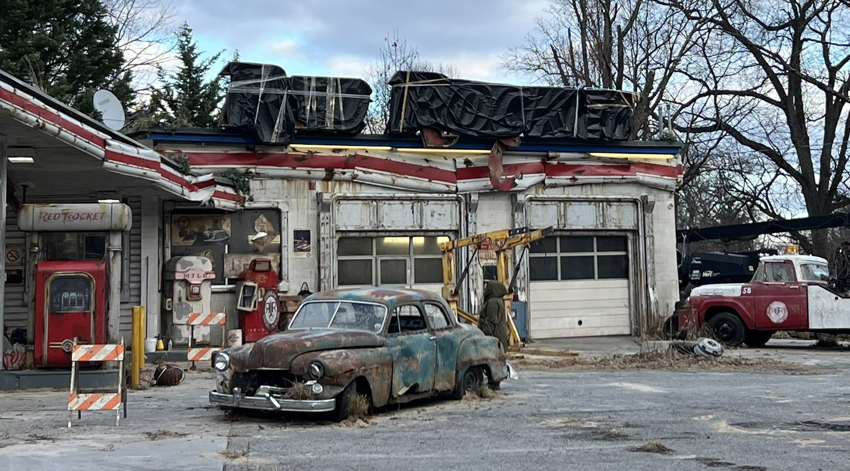  New Fallout TV series set photos show iconic Red Rocket gas station 