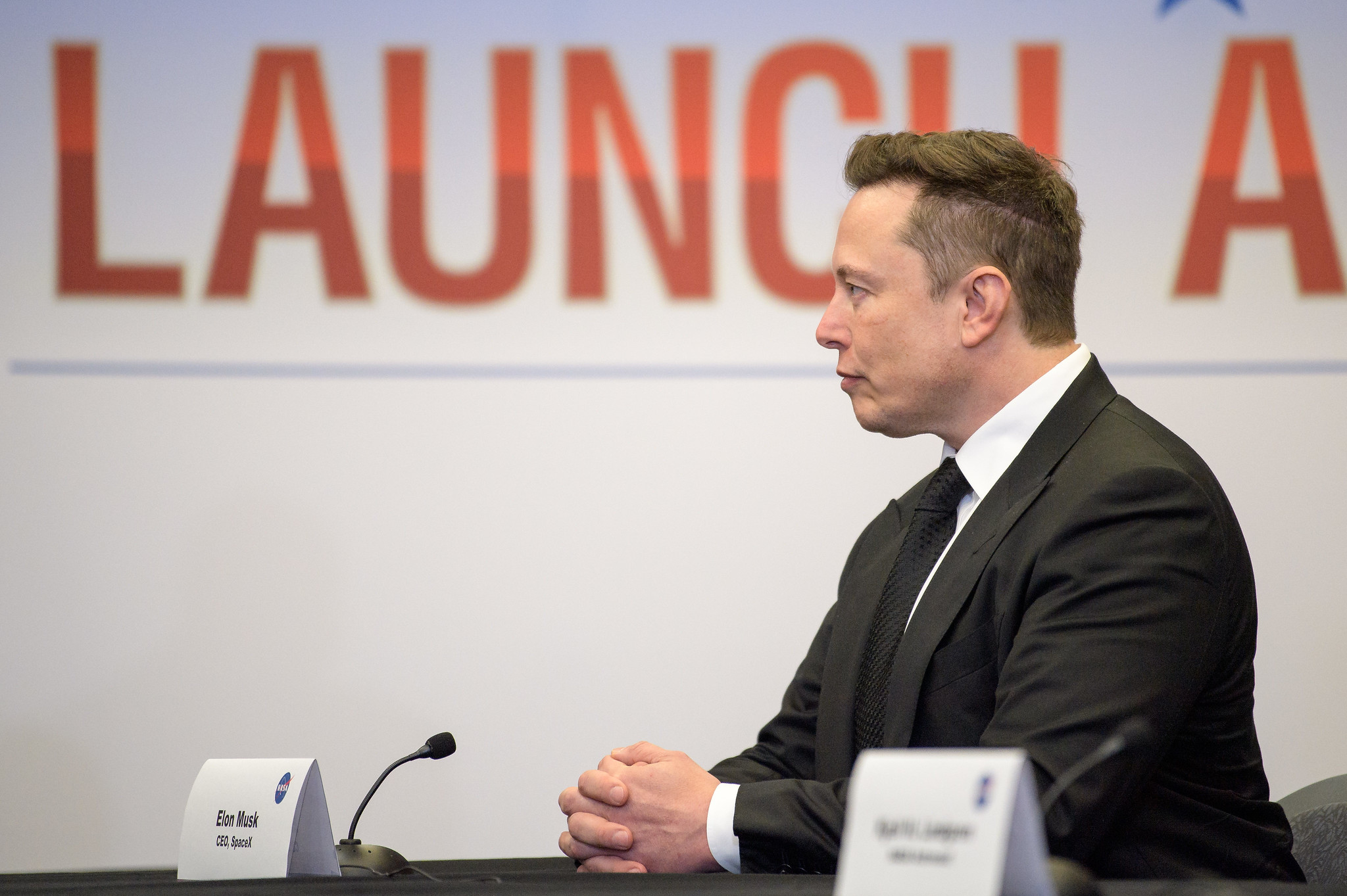 Elon Musk scorns Jeff Bezos' lawsuit on NASA moon lander thumbnail