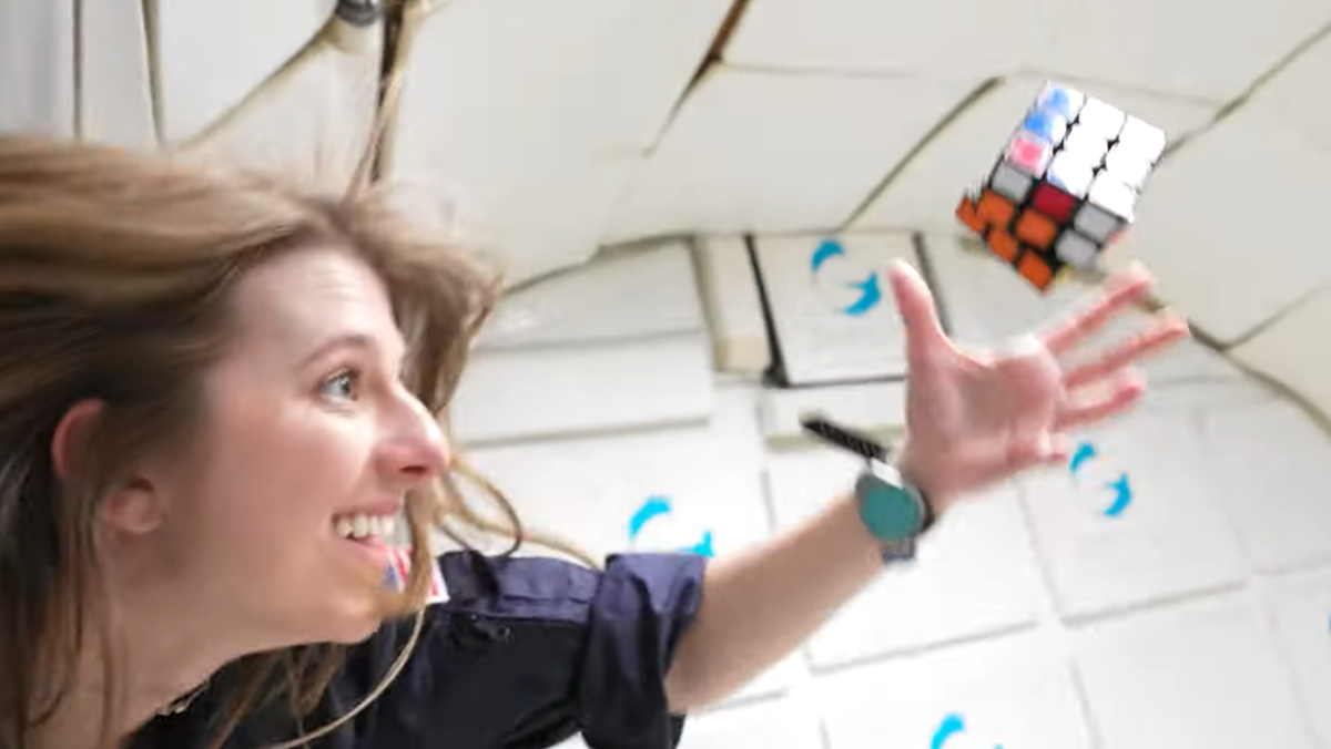 Rubik's Cube solved in 19 seconds during zero-gravity flight (video)