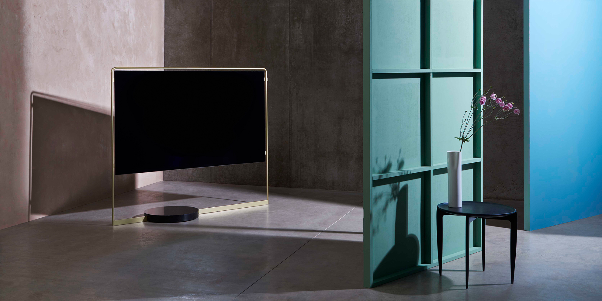 A photo of the Bild X TV by Loewe, which looks like a piece of modern art