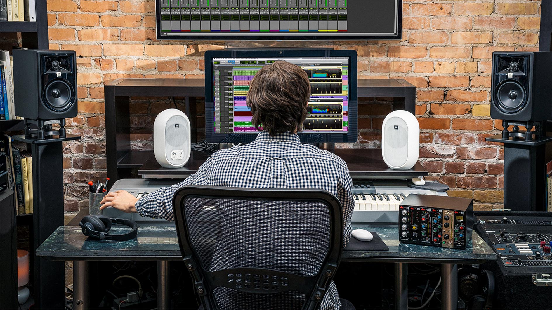 Мониторы JBL идеально подходят для профессиональных звукорежиссеров, создателей контента-любителей, удаленных работников и всех любителей звука между ними.