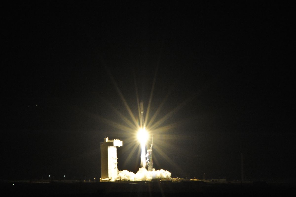 Launch Photos Classified Us Spy Satellite Blasts Off On Atlas Rocket