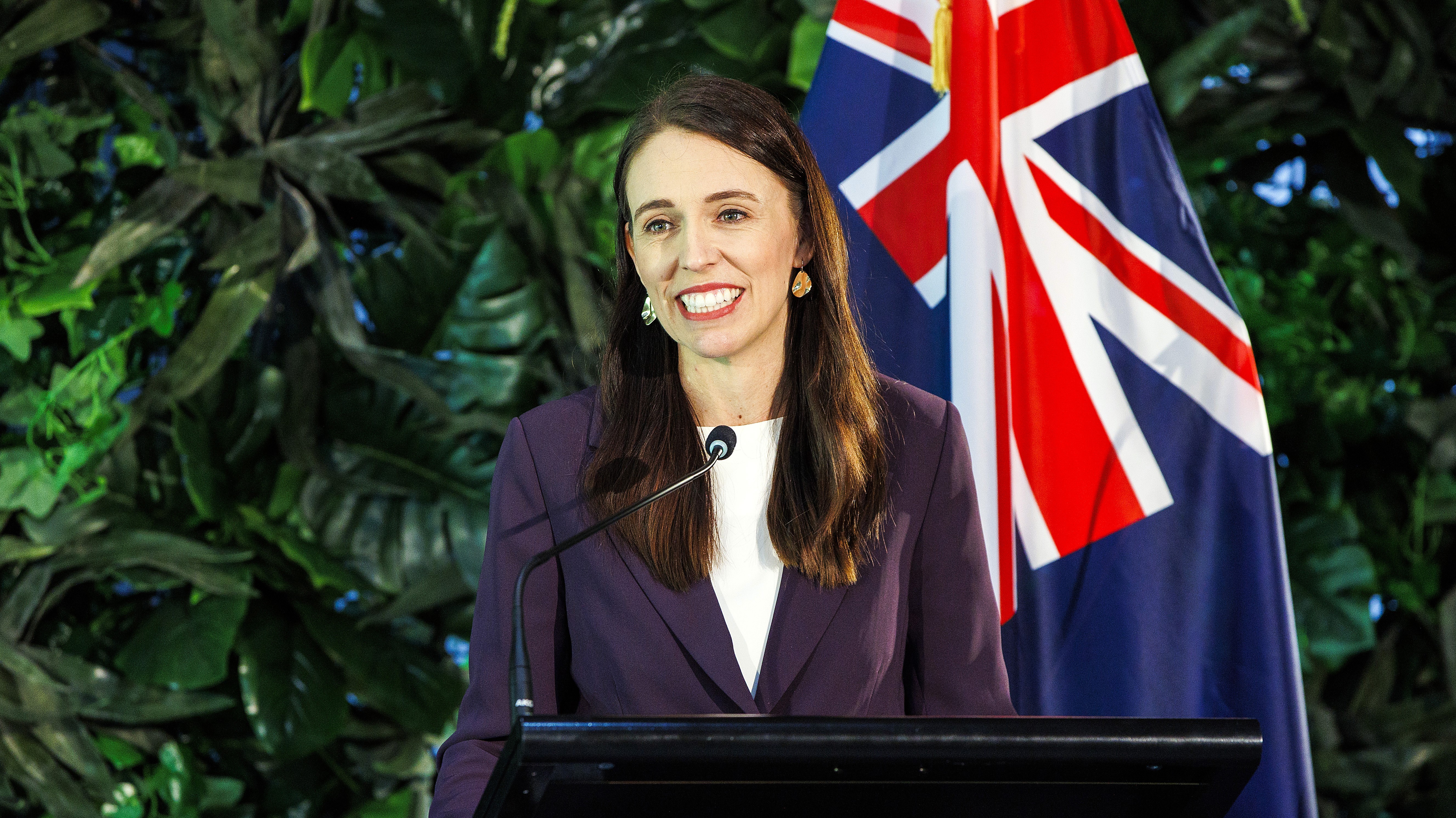  New Zealand PM Jacinda Ardern shuts down sexist question 