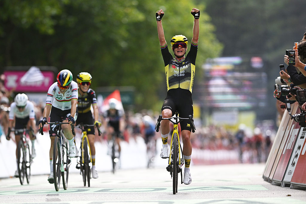 Tour de France Femmes stage 1: Marianne Vos overtakes teammate Pauline Ferrand-Prévot to take stage win and first yellow jersey in Plumelec