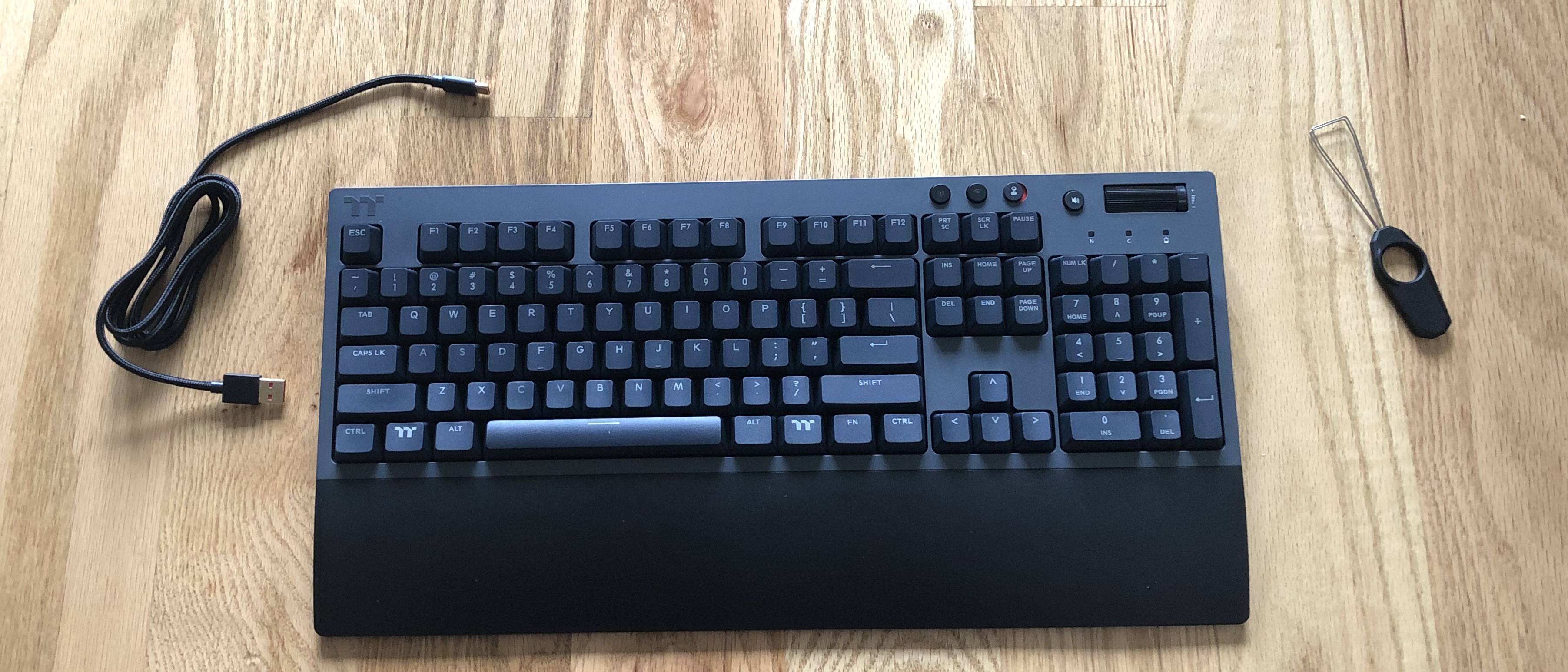 Thermaltake W1 Wireless Mechanical Keyboard Review: Solid Performance, Not Great for Gaming