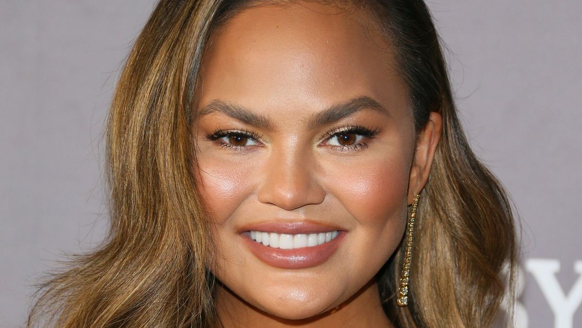 Chrissy Teigen S Breast Implant Removal Surgery Photo Marie Claire