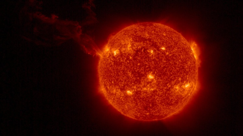Solar Orbiter spacecraft captures huge eruption on the sun (video) thumbnail