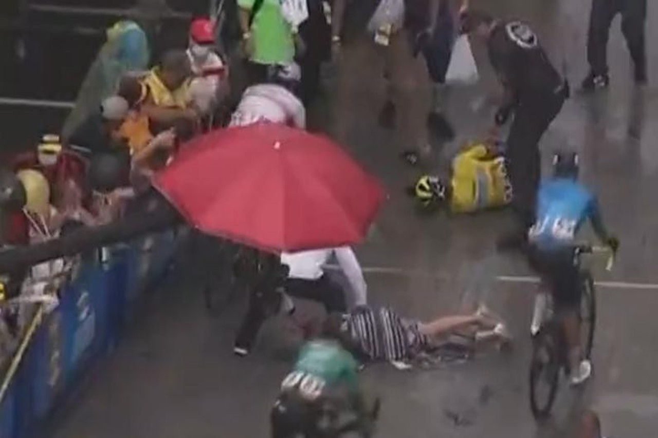 Bg9NW2ZfV3V2cRBdDgcqEM Ciclista colombiano choca contra su esposa mientras celebraba victoria en carrera