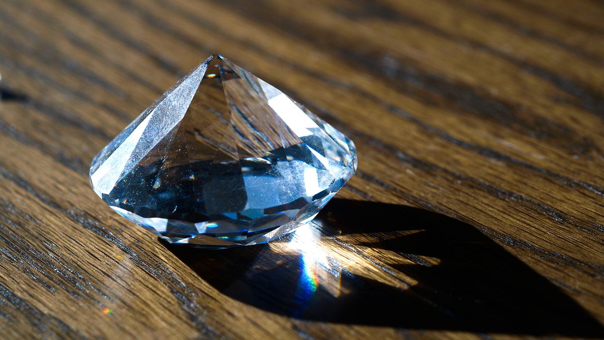 Diamond battery lasts over 10,000 years and it’s here to save the world