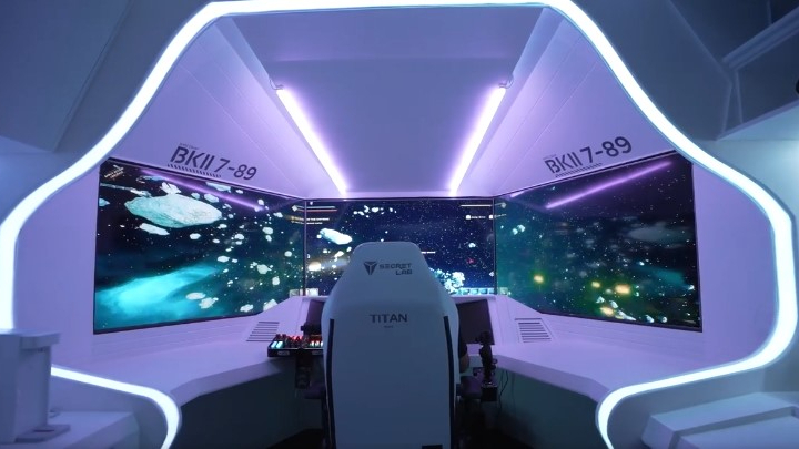  This man built a $30K gaming room modeled after a Star Citizen spaceship  