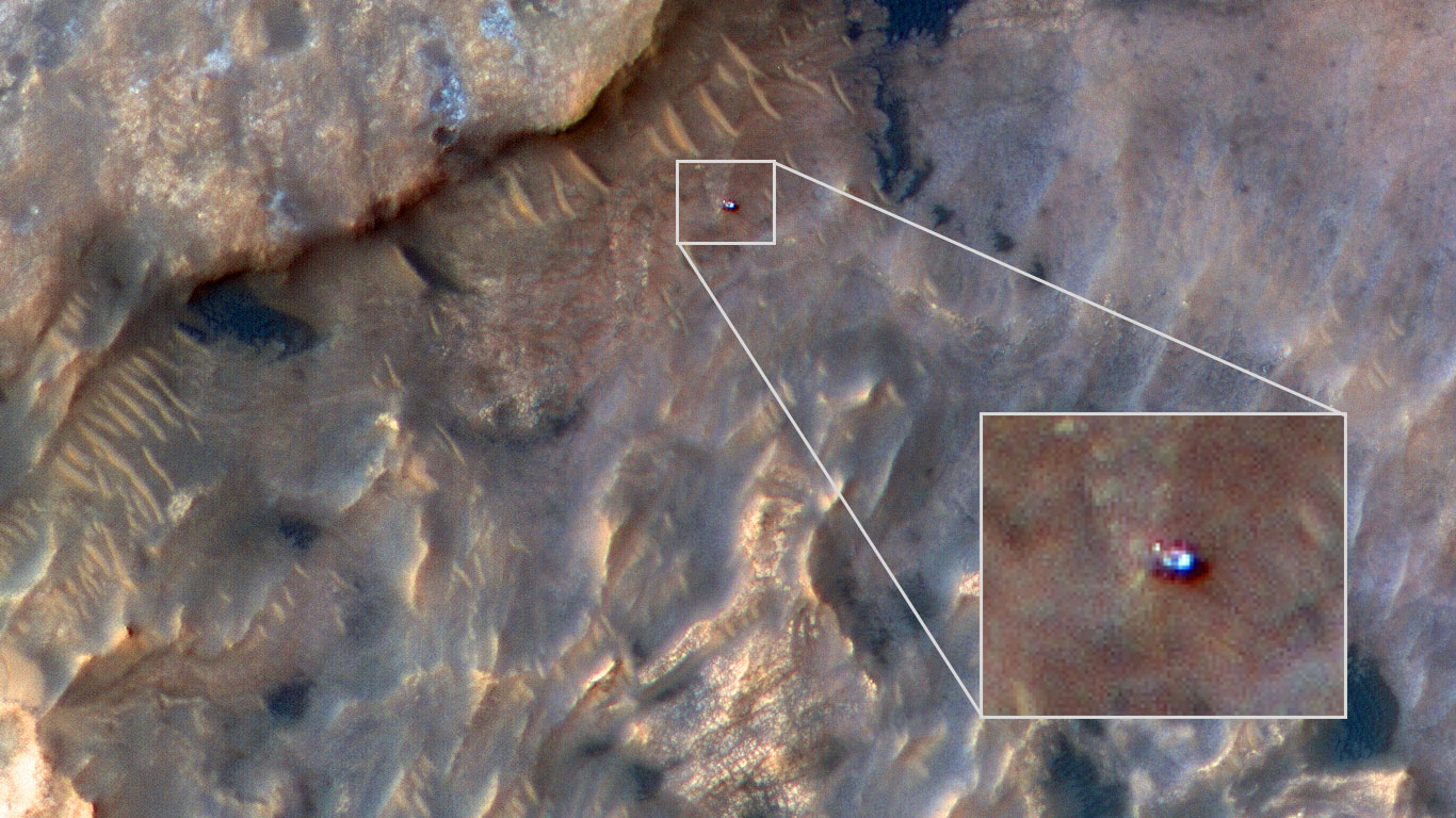Curiosity Rover on Mars Spotted from Space in Awesome NASA Photo