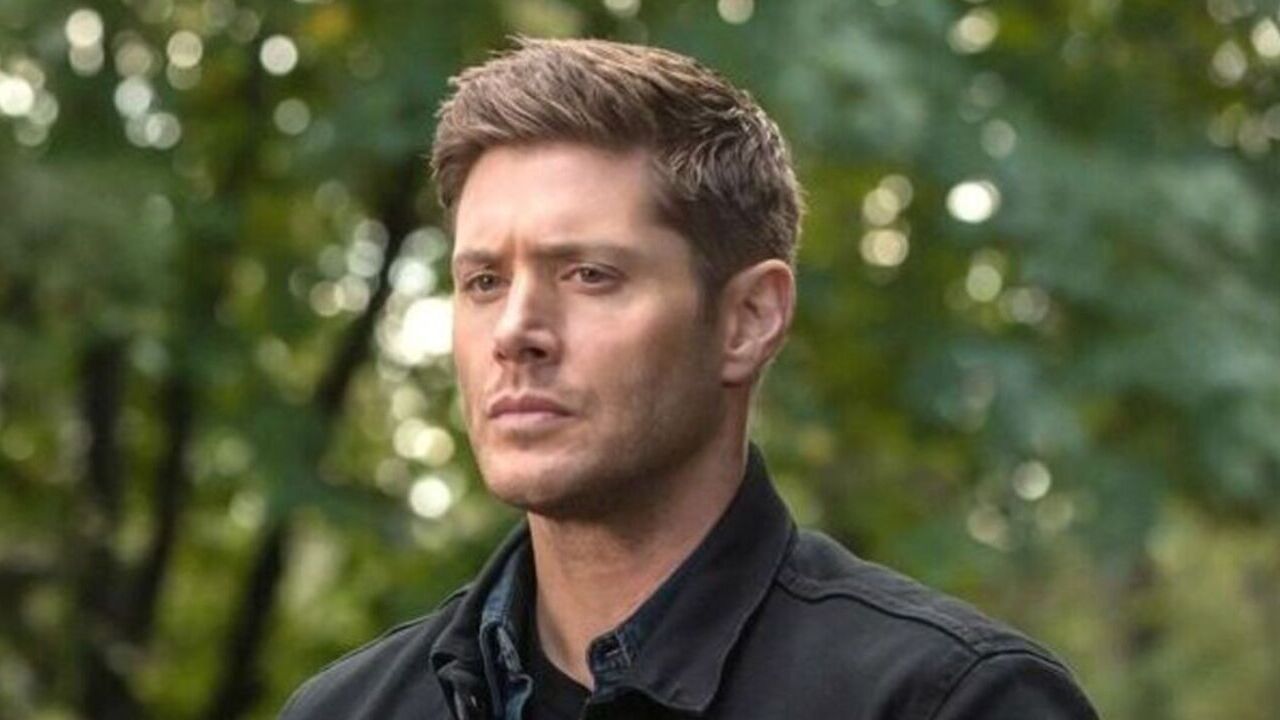 Jensen Ackles, Winchesters'ı Kış Prömiyeri İçin Karşılarken Dean İçin Eğlenceli Bir Şekilde Karanlık Doğum Günü Mesajı Paylaştı