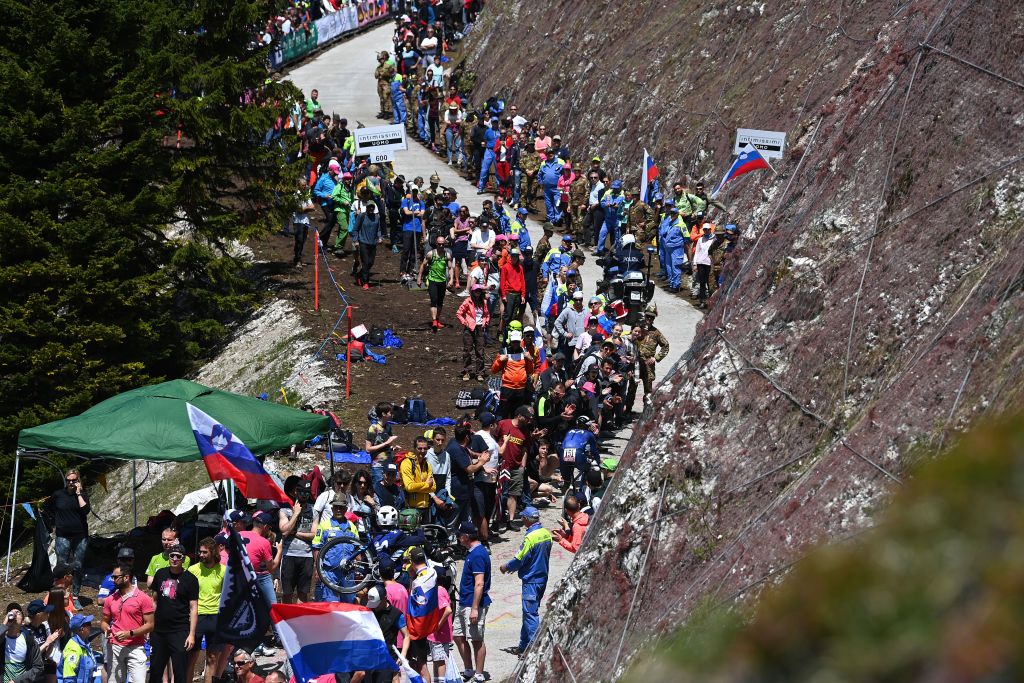 Giro d Italia Live Roglič overcomes mechanical to win the stage and