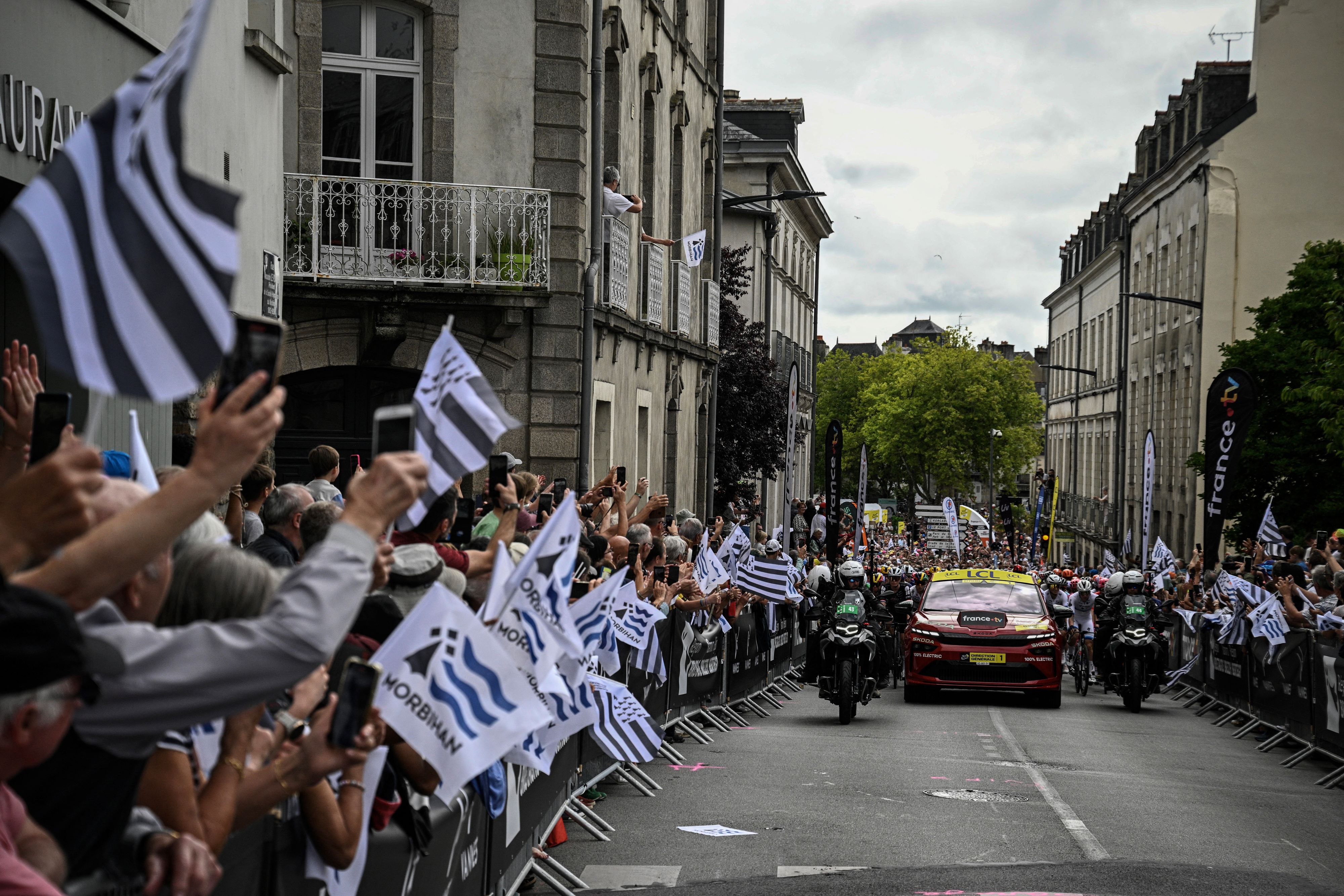 Tour de France Femmes stage 2 LIVE - Three riders go clear over first QoM