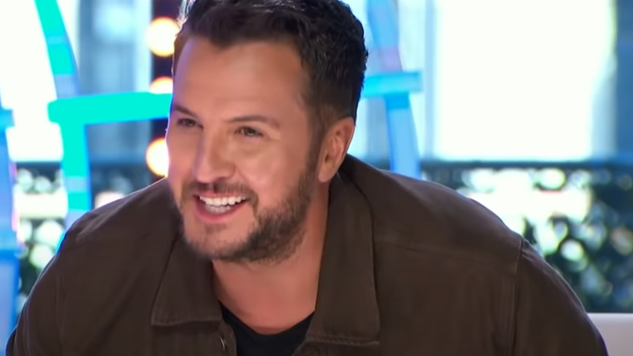 Check Out American Idol's Luke Bryan Helping A Stranded Motorist With Flat Tire