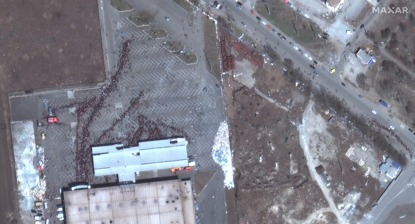 Food lines in besieged Ukrainian city Mariupol visible from space (satellite photos) thumbnail