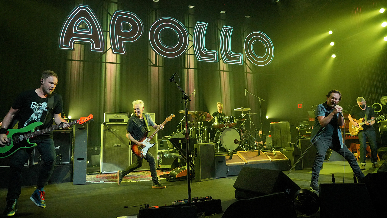Pearl Jam 'travels' to Mars and beyond in cosmic Apollo Theater show (videos, photos)