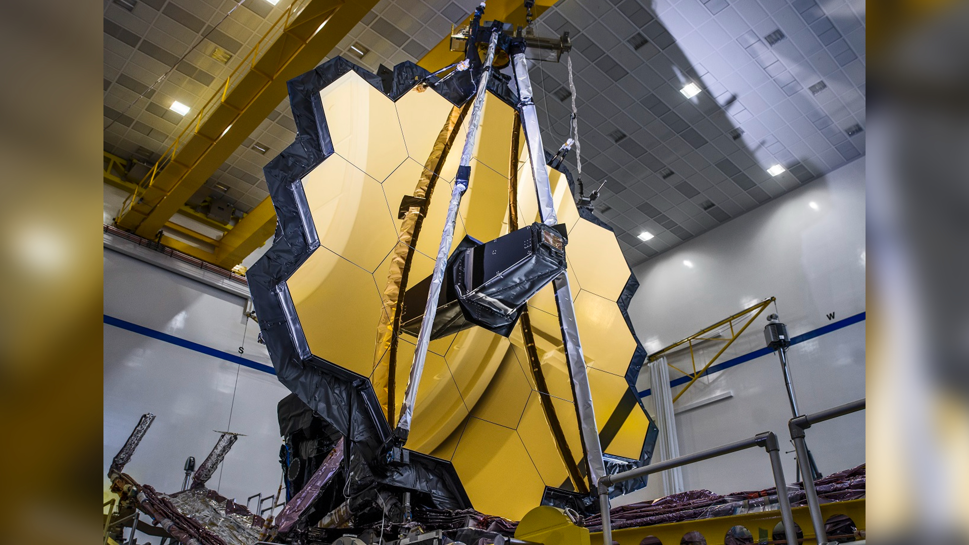 James Webb Space Telescope begins lining up its golden mirrors thumbnail