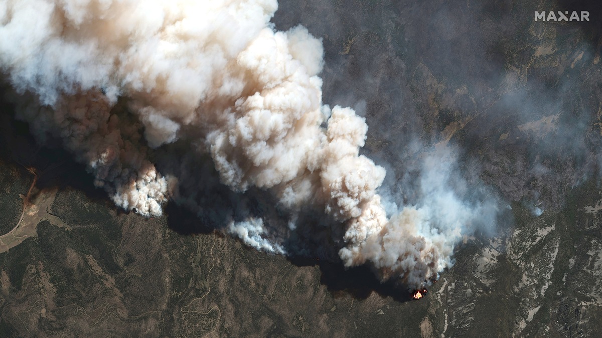 Satellites watch devastating fires blaze across northern New Mexico thumbnail
