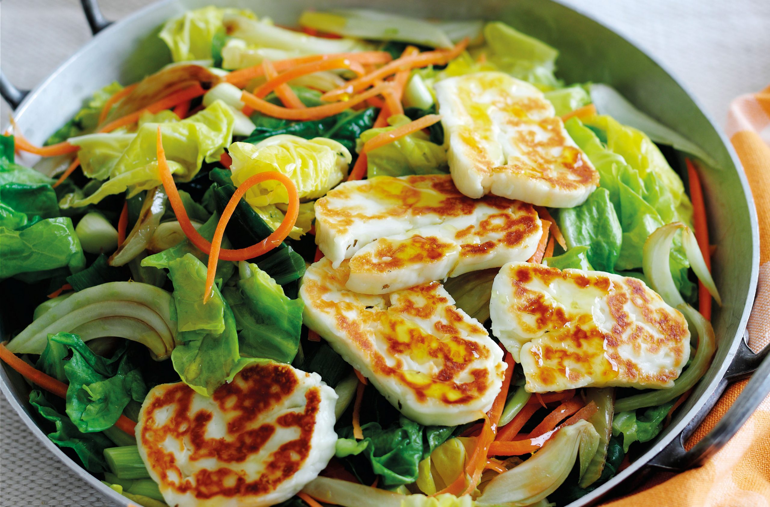Салат с халуми и овощами