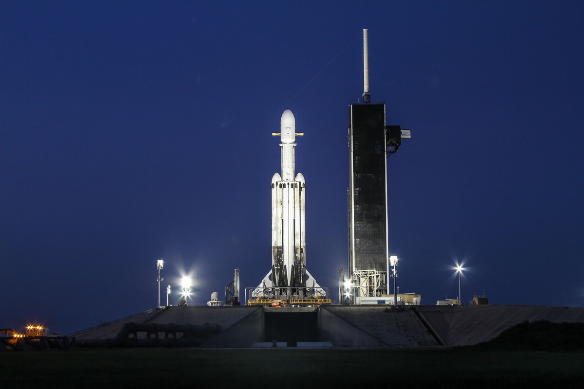 SpaceX Adjusts Launch Time for First Falcon Heavy Night Flight