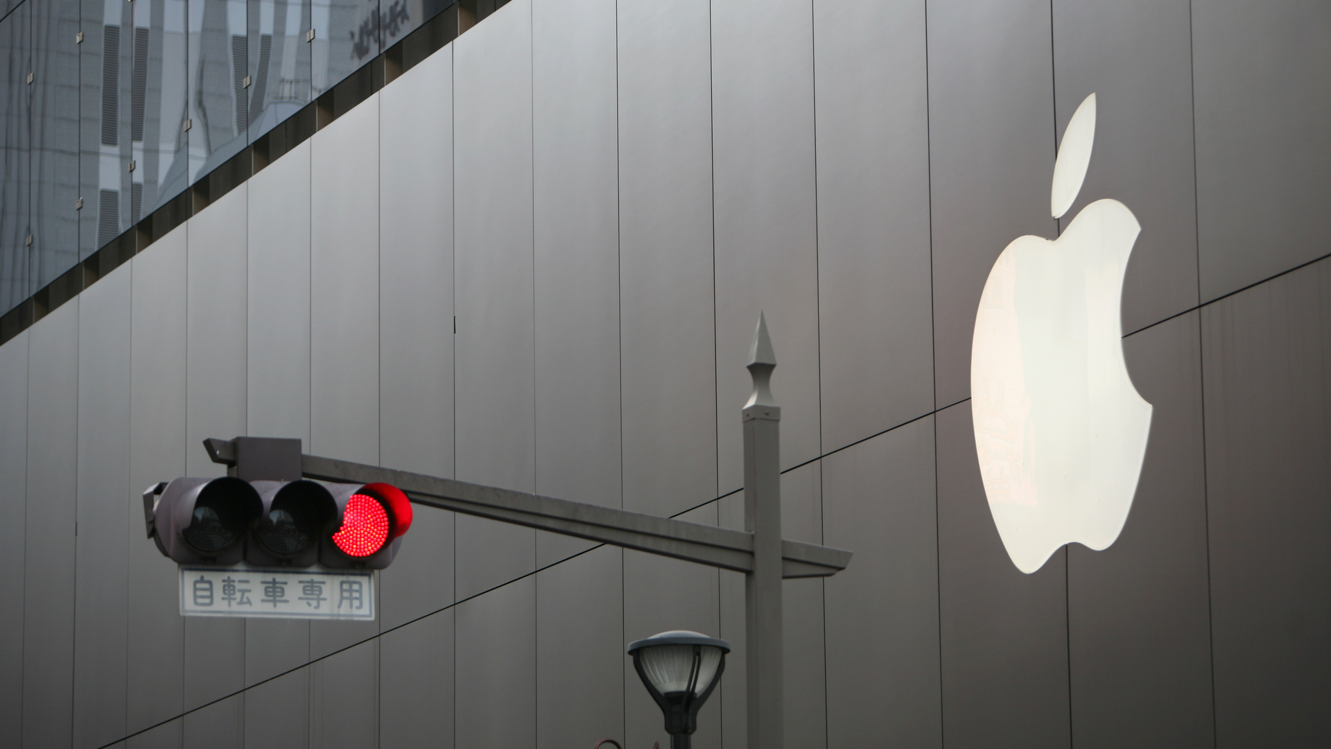 Apple выявила несколько серьезных ошибок в системе безопасности, так что будьте начеку