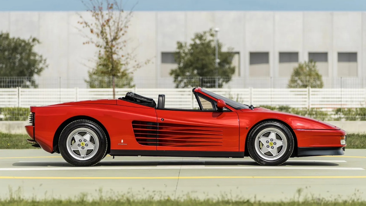 Sothebys, Out Run Ferrari'yi Out Run reklamıyla açık artırmaya çıkarıyor