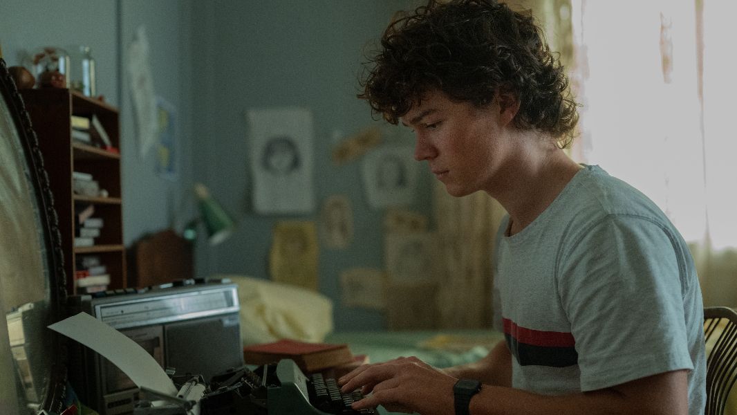 Boy Swallows Universe Episode Recap Boy Seeks Work What To Watch