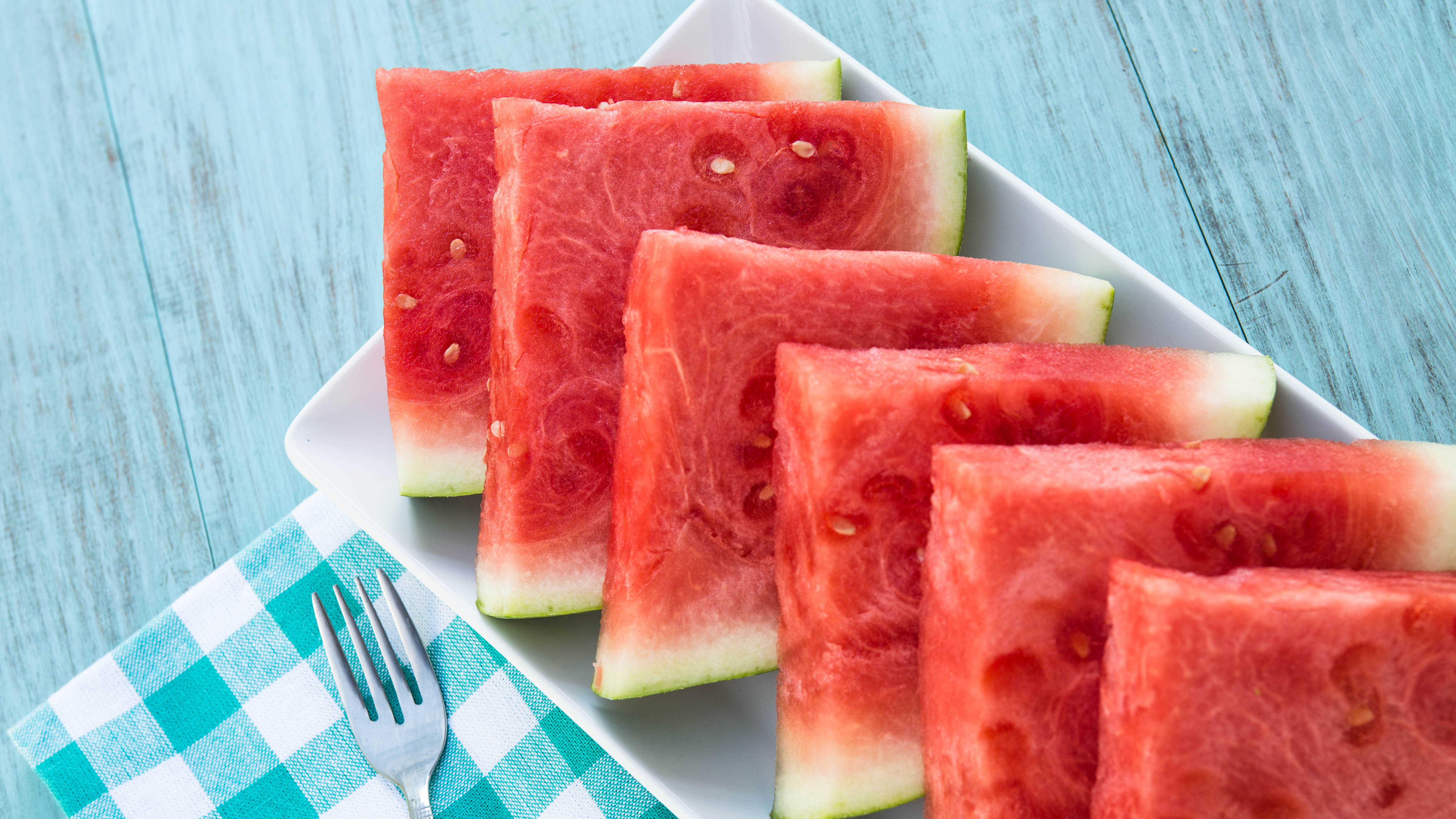 How to cut a watermelon in 3 easy steps