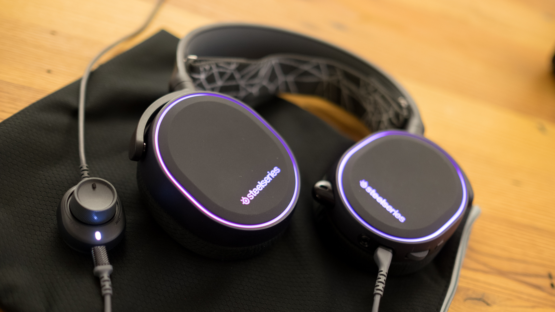 Kết quả hình ảnh cho SteelSeries Arctis 5 Review : Here's a Gaming Headset You'll Actually Want to Wear Out