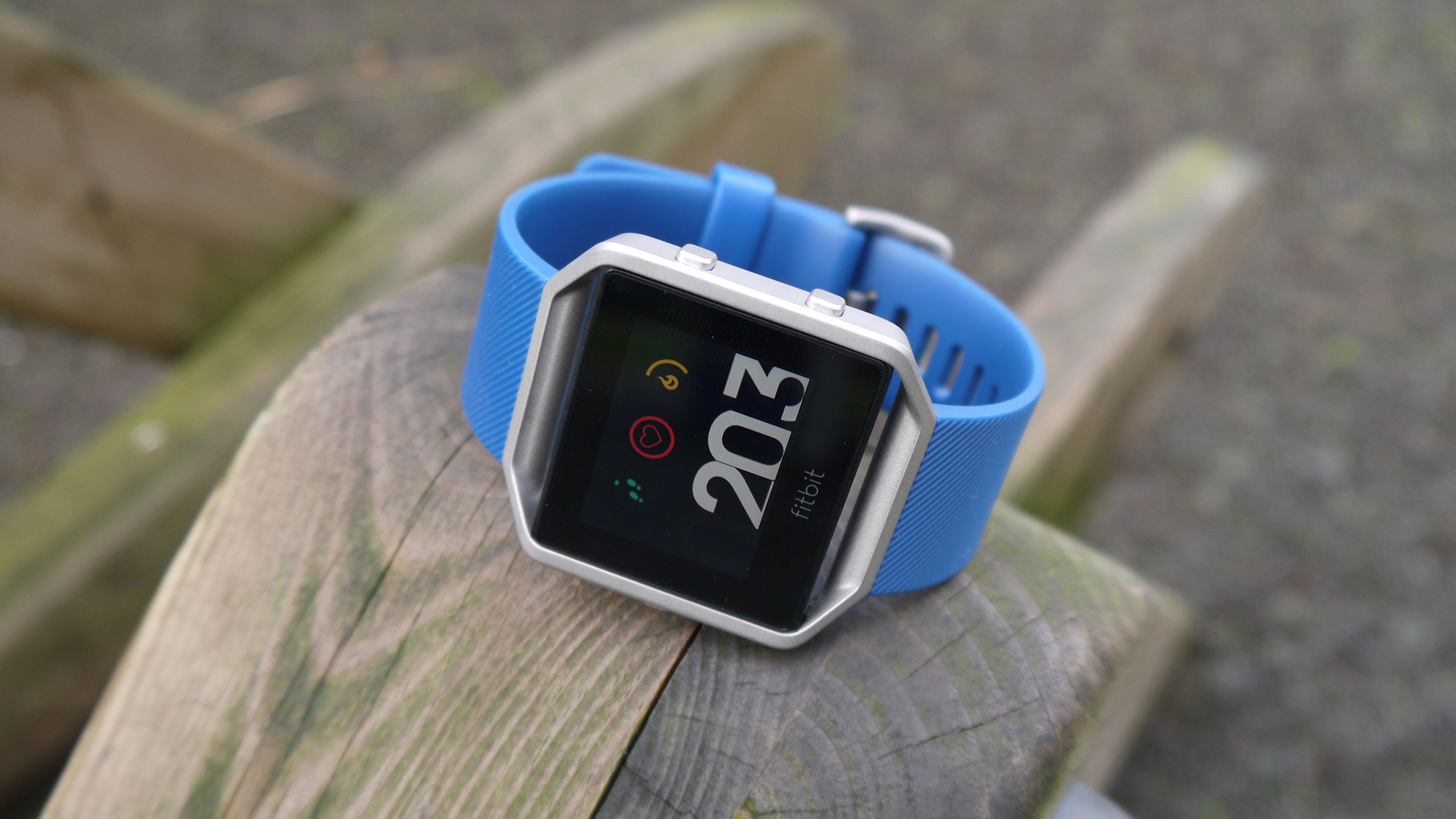 how to change date on fitbit blaze
