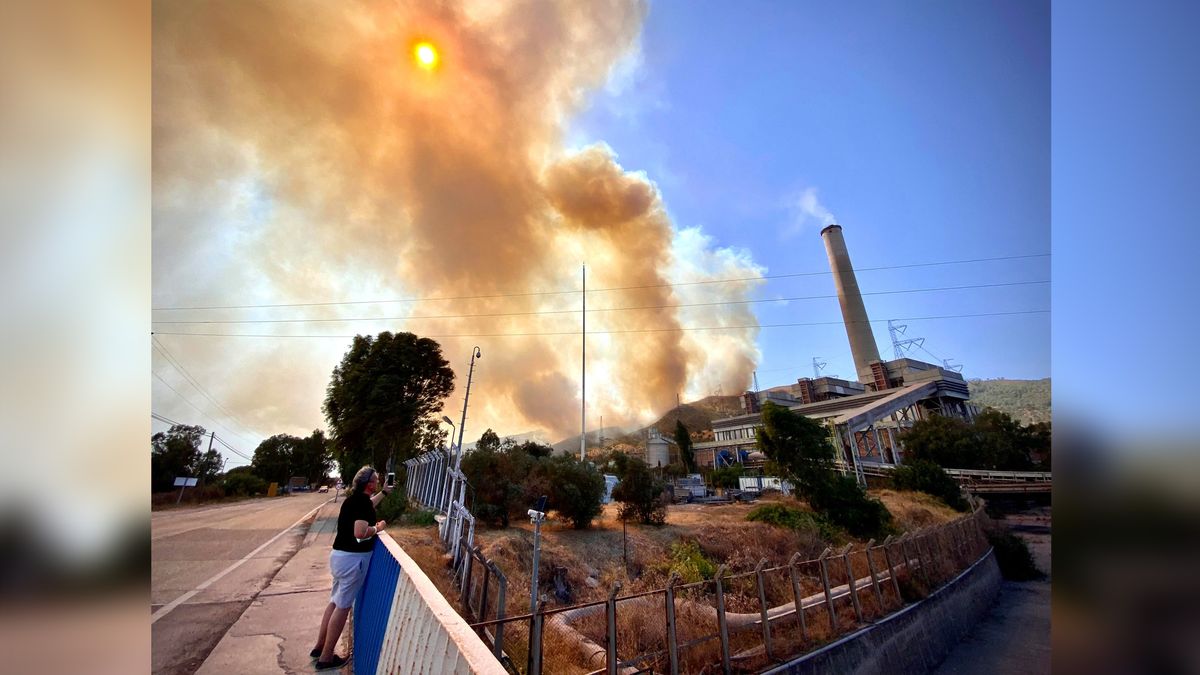 Wildfire prompts evacuation at Turkey power plant