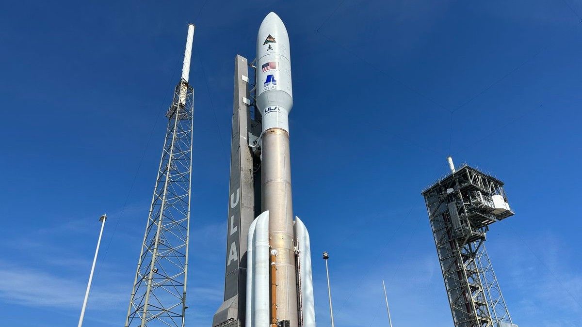 Atlas V Rocket Rolled To Pad Again For Silent Barker Spysat Launch