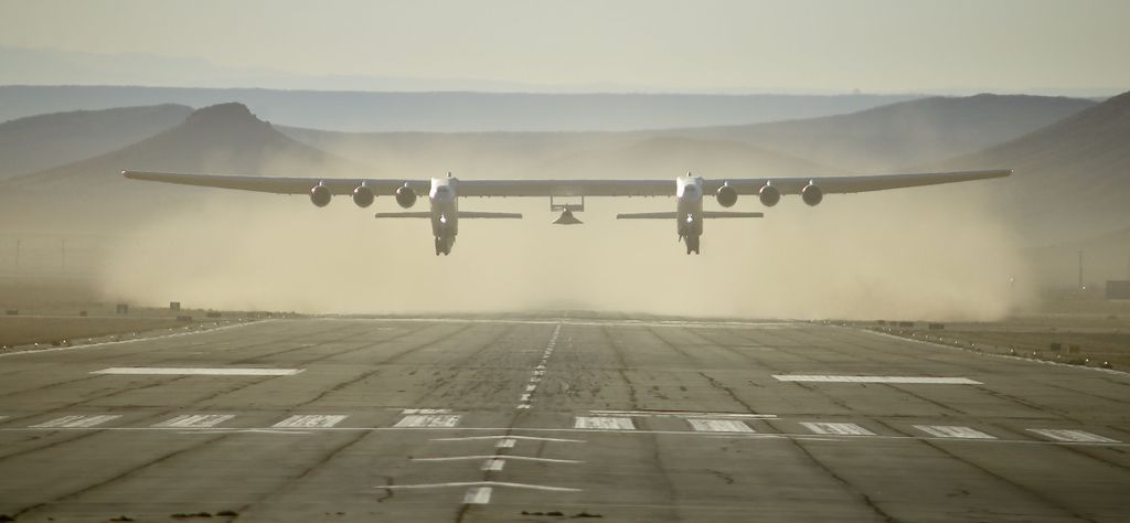 Stratolaunch S Roc The World S Largest Plane Aces St Flight Carrying