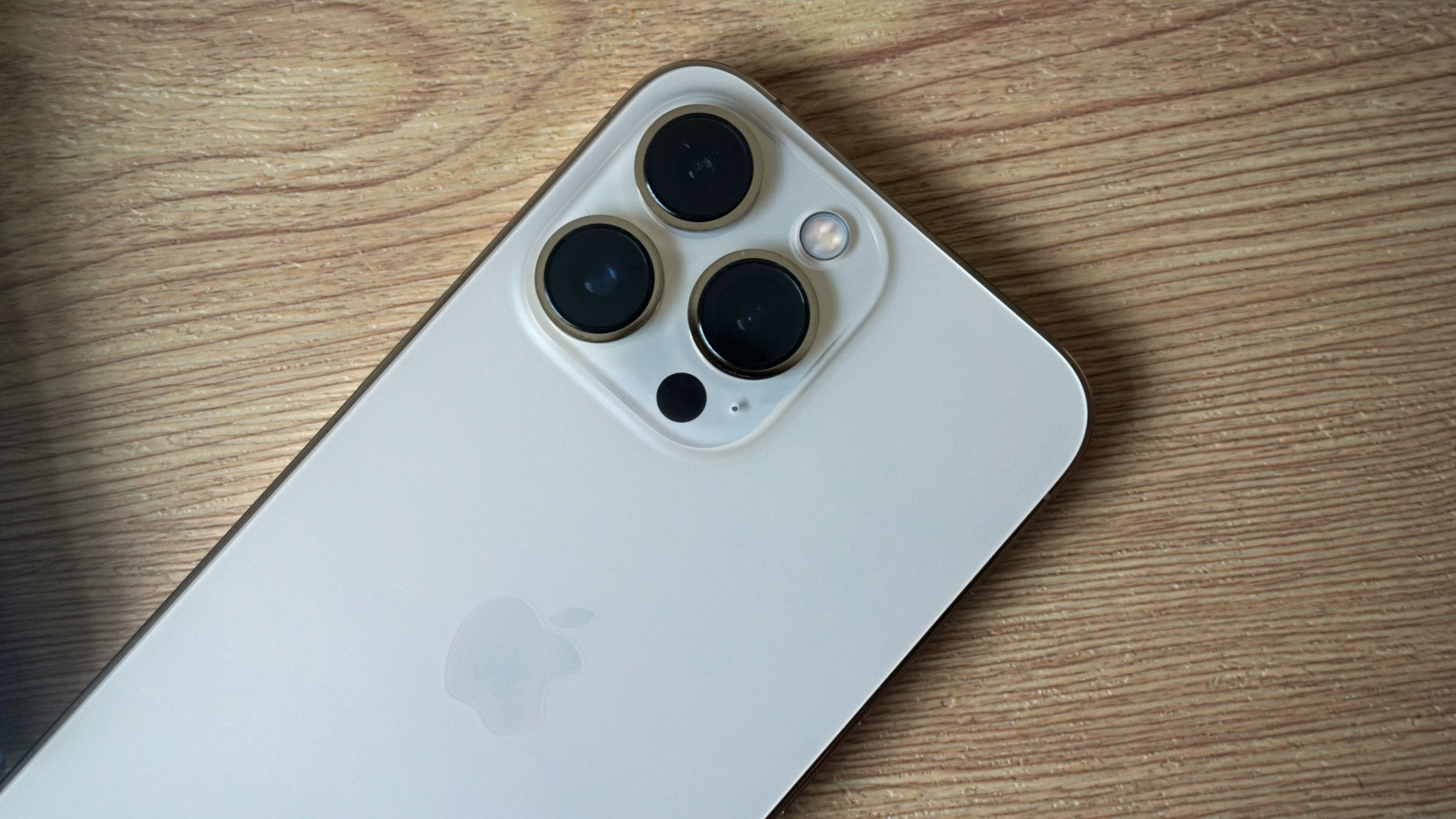 Объективы камеры iPhone 14 Pro выглядят намного больше, чем у iPhone 13 Pro.