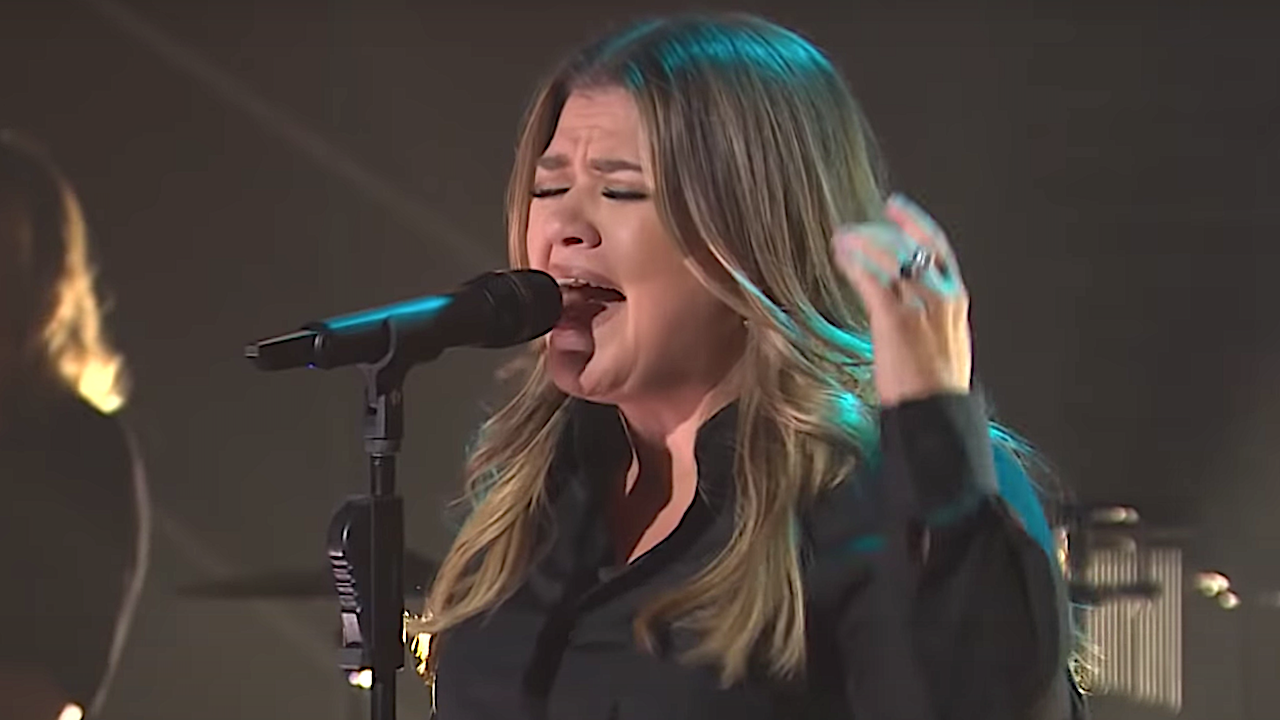 Kelly Clarkson Seemingly Used Performance On Talk Show To Work Out Feelings Related To Brandon Blackstock Divorce