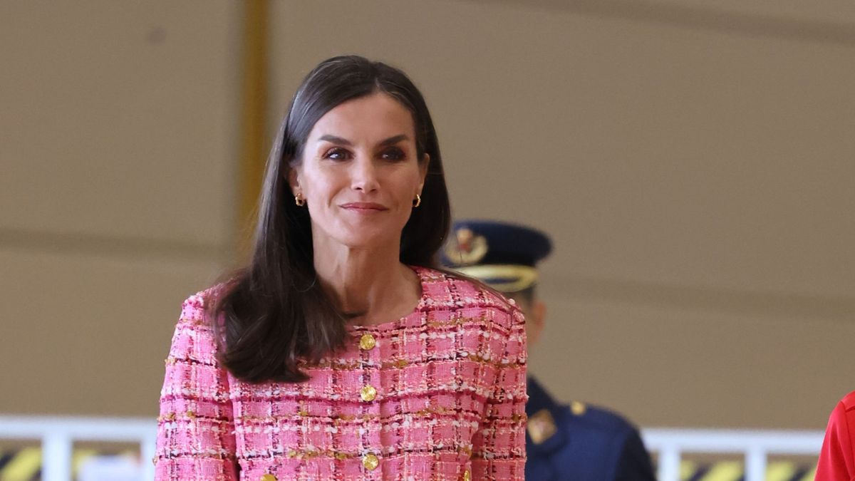 Queen Letizia Stuns In Cropped Pink Jacket And Wide Leg Pants Woman