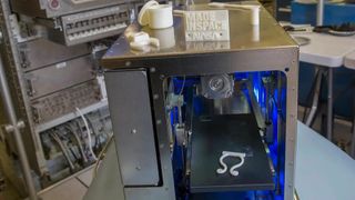 NASA의 마샬 우주 비행 센터에서 비행 인증 및 승인 테스트를 진행 중인 우주 정거장의 3D 프린터.