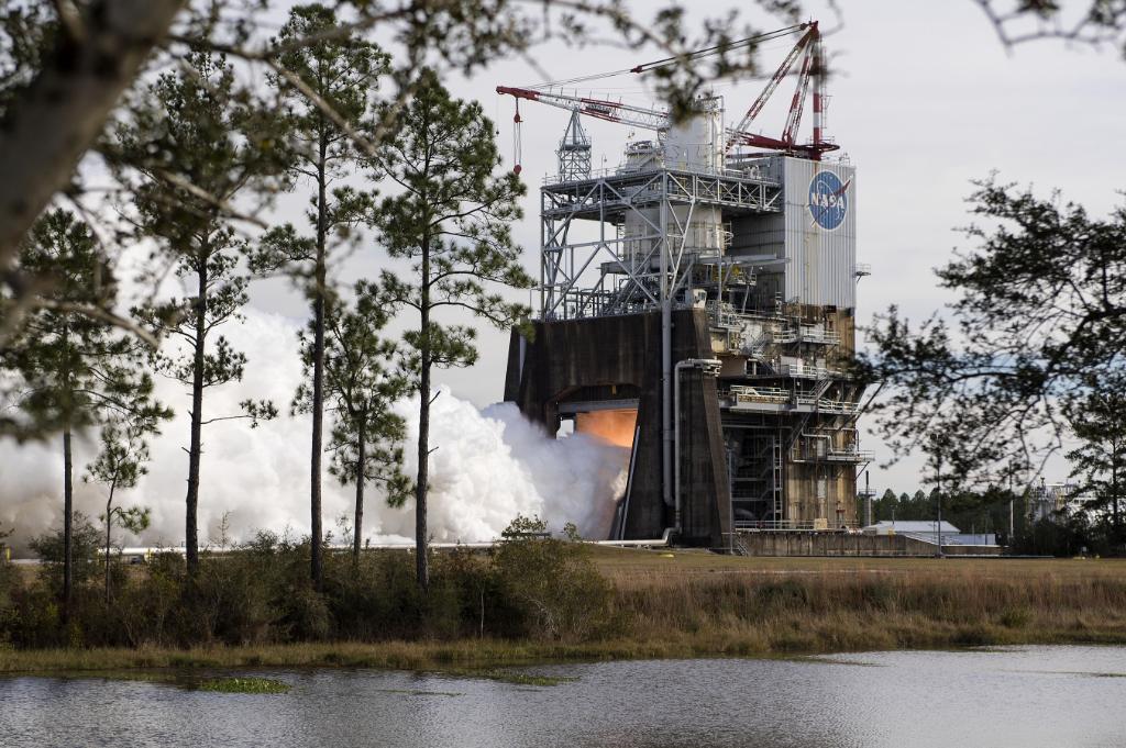 NASA Test-Fires Megarocket Engine That May Take Astronauts to the Moon (Video)