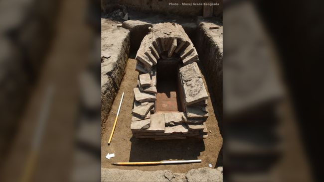 Roman Aqueduct And Luxurious Burials Unearthed During Construction Of