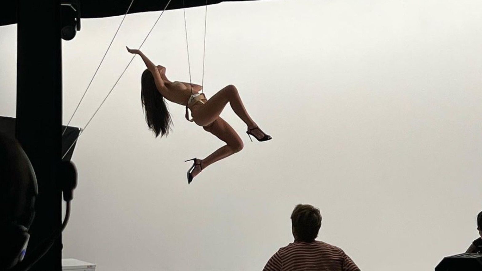 Emily Ratajkowski Does Her Own Stunts On Nude Modeling Shoots Marie Claire