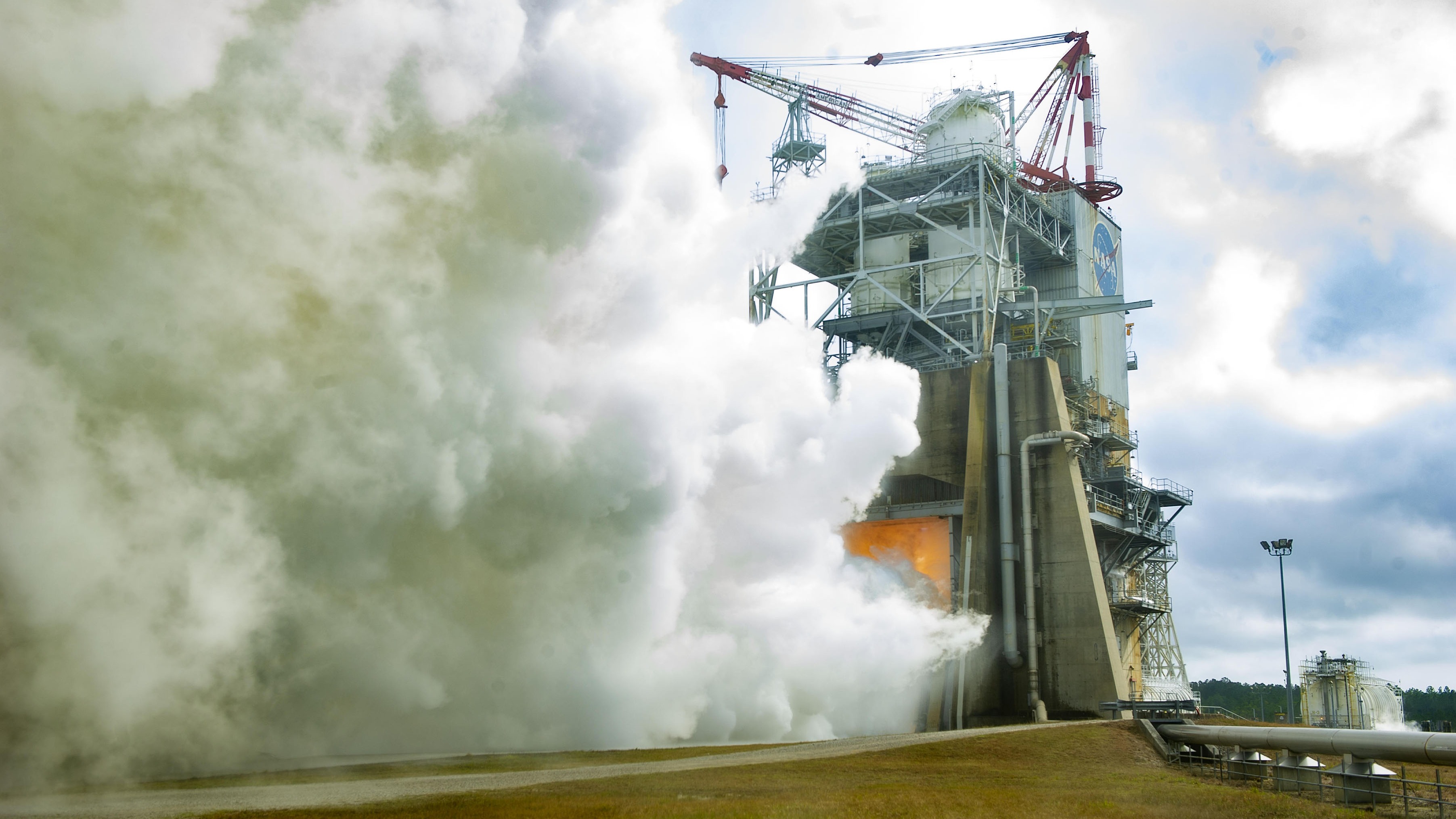 NASA test fires new rocket engines for future Artemis moon missions (video)