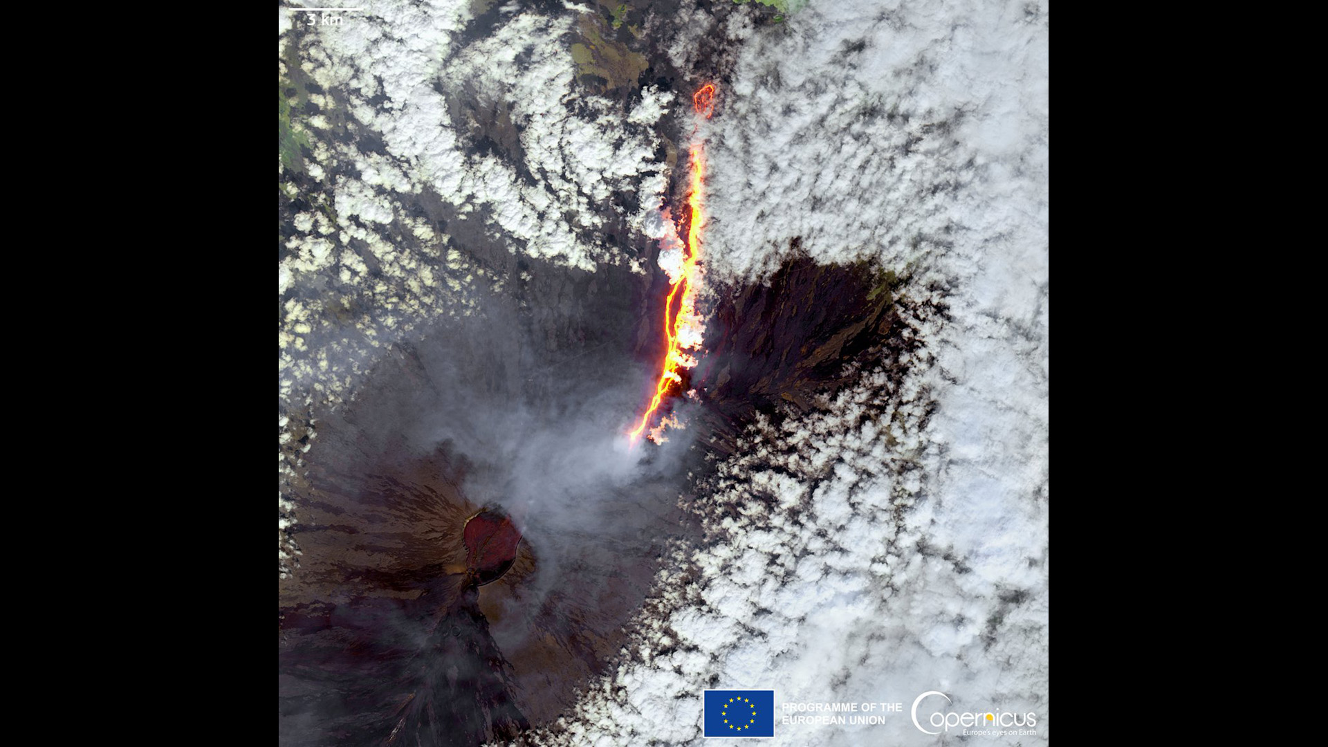 Mauna Loa's continuing eruption is spectacular in satellite views
