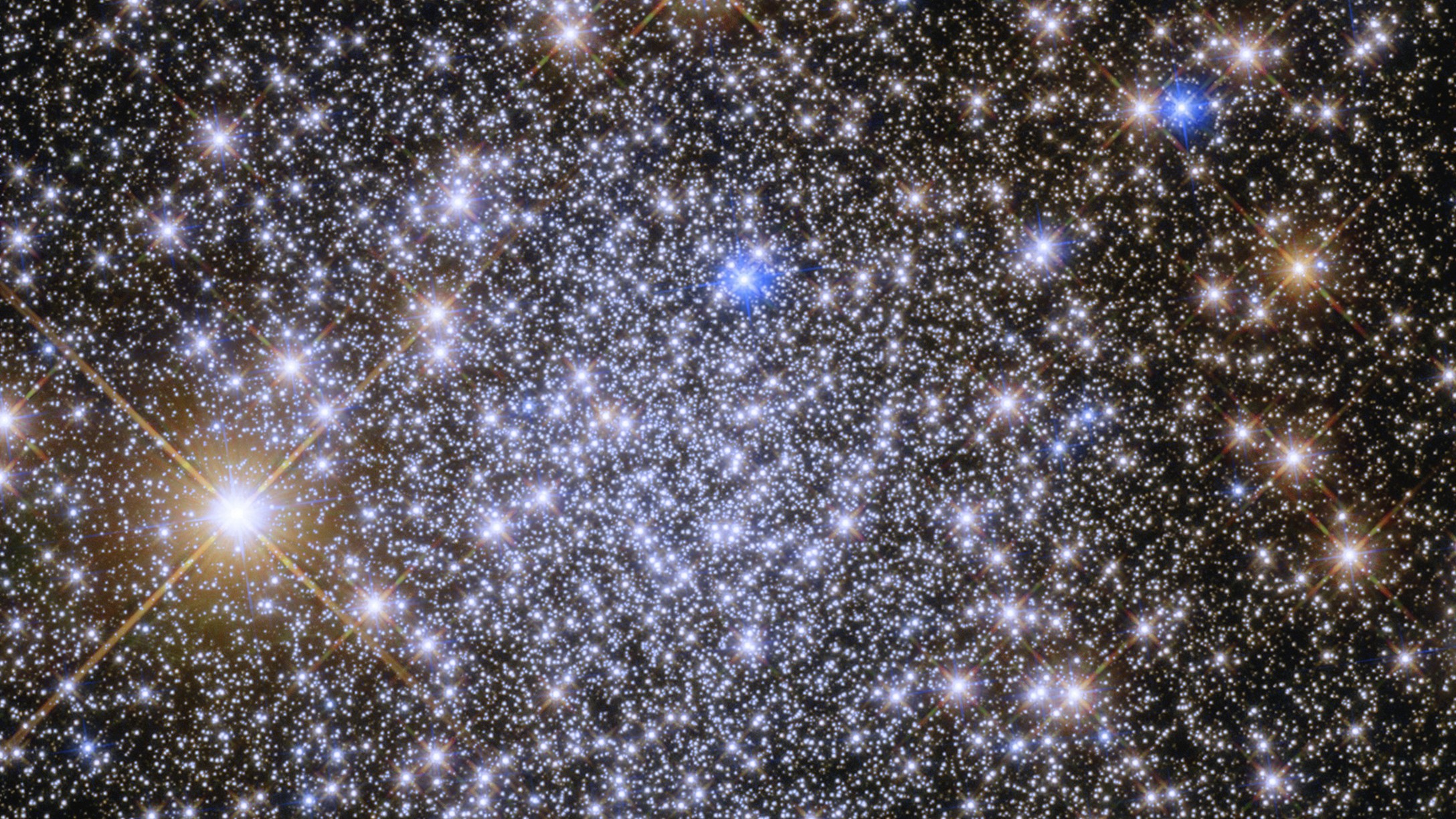 Sparkling Hubble Space Telescope photo shows ancient globular cluster near Milky Way's heart