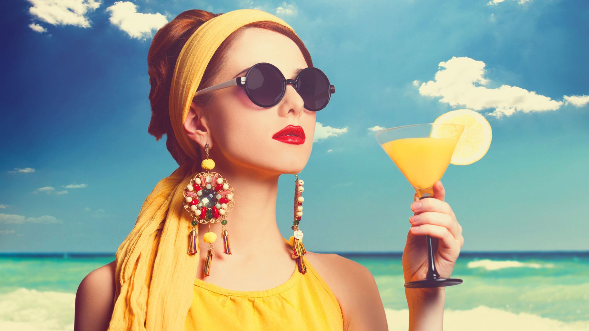 Девушка в солнцезащитных очках на пляже