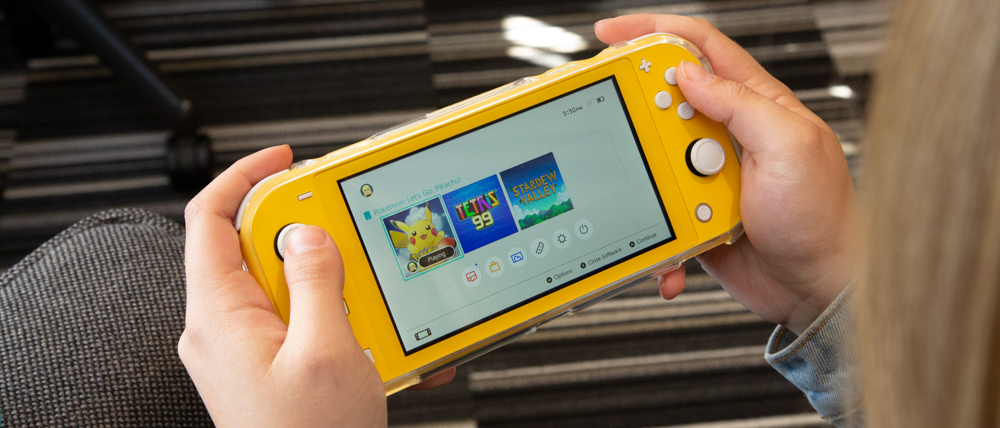 does a nintendo switch lite come with a charger