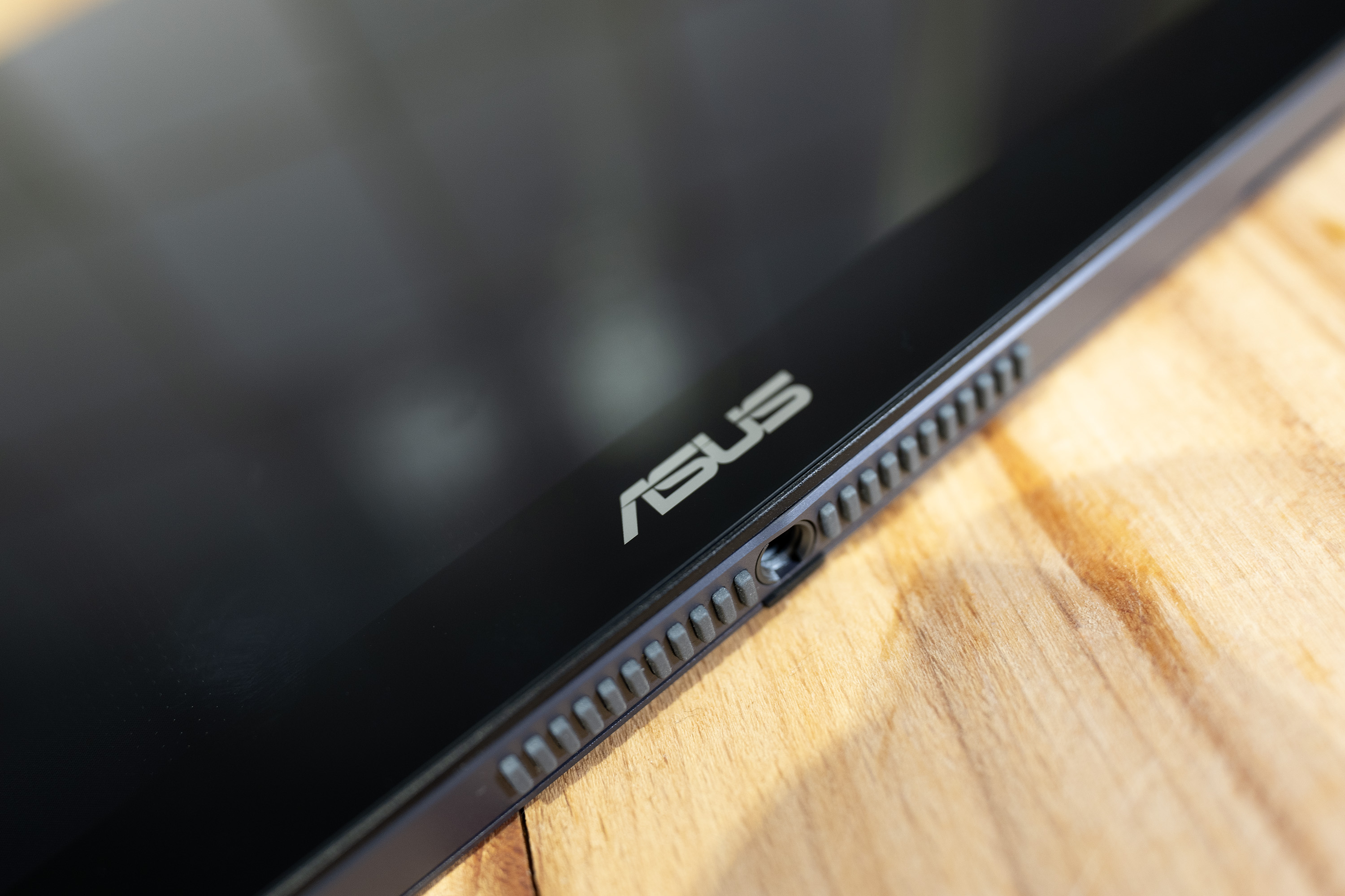 Asus Zenscreen Ink Mb Ahd Review Good Looking But Not Too Bright